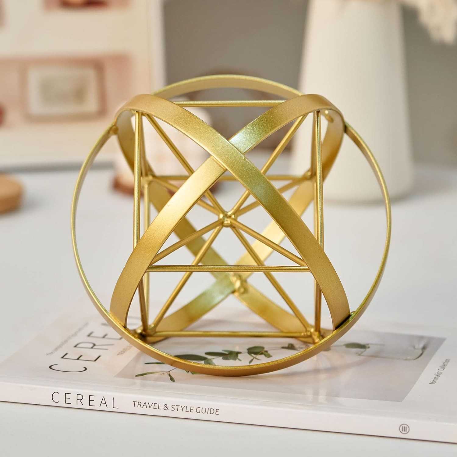 Escultura Geométrica de Metal 18cm - Esfera Decorativa Moderna para Mesa