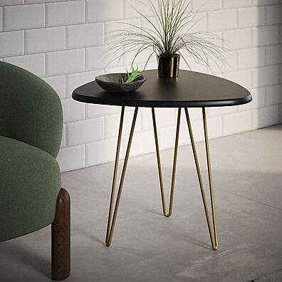 Mesa Lateral Clips: Elegância Triangular com Base de Ferro Dourado