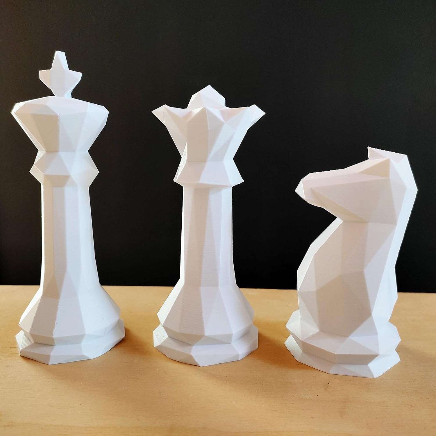 Estatuetas Rei, Rainha e Cavalo de Xadrez - Decoração Elegante em Branco