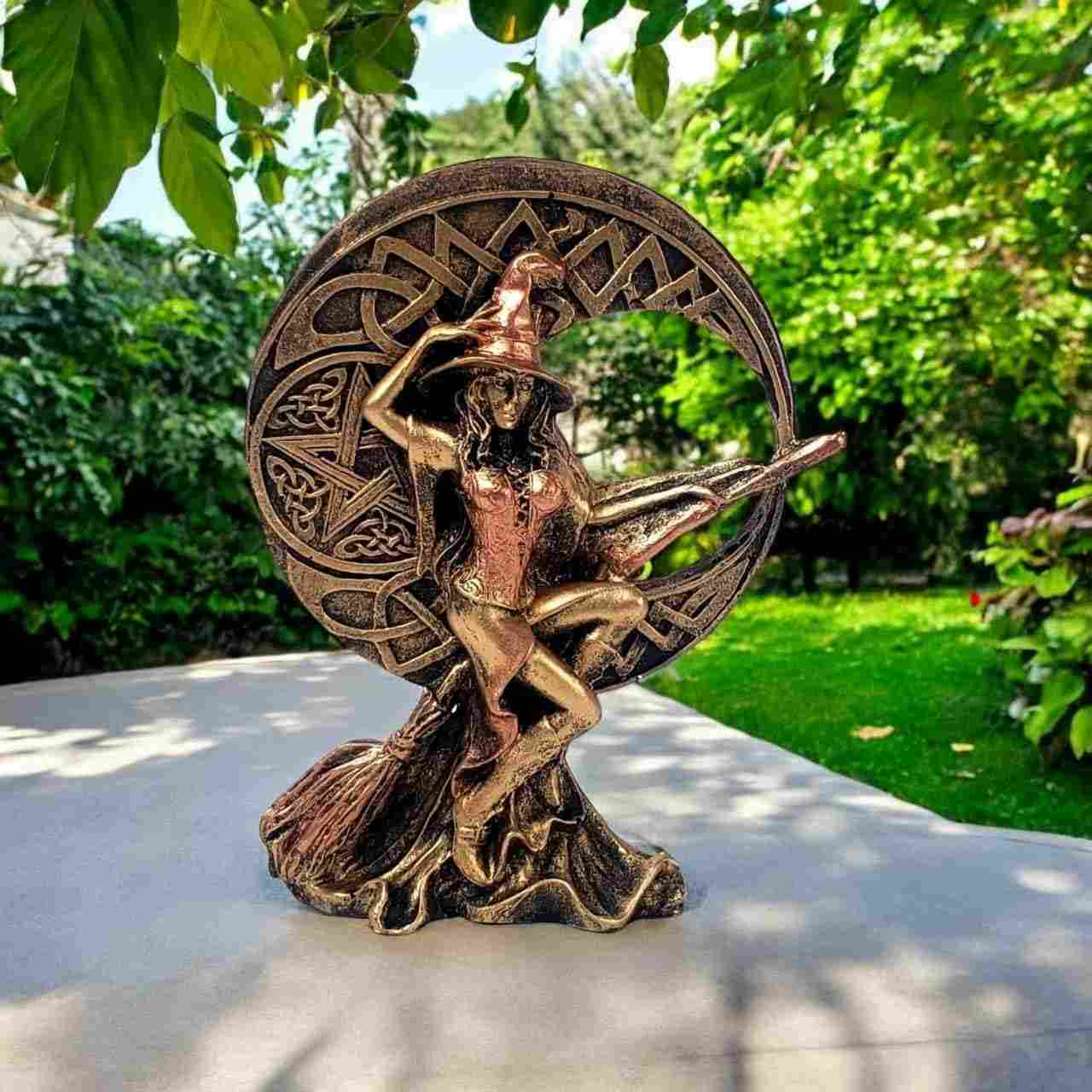 Estátua de Bruxa da Lua em Resina Dourada com Detalhes em Bronze - Decoração Esotérica Wicca