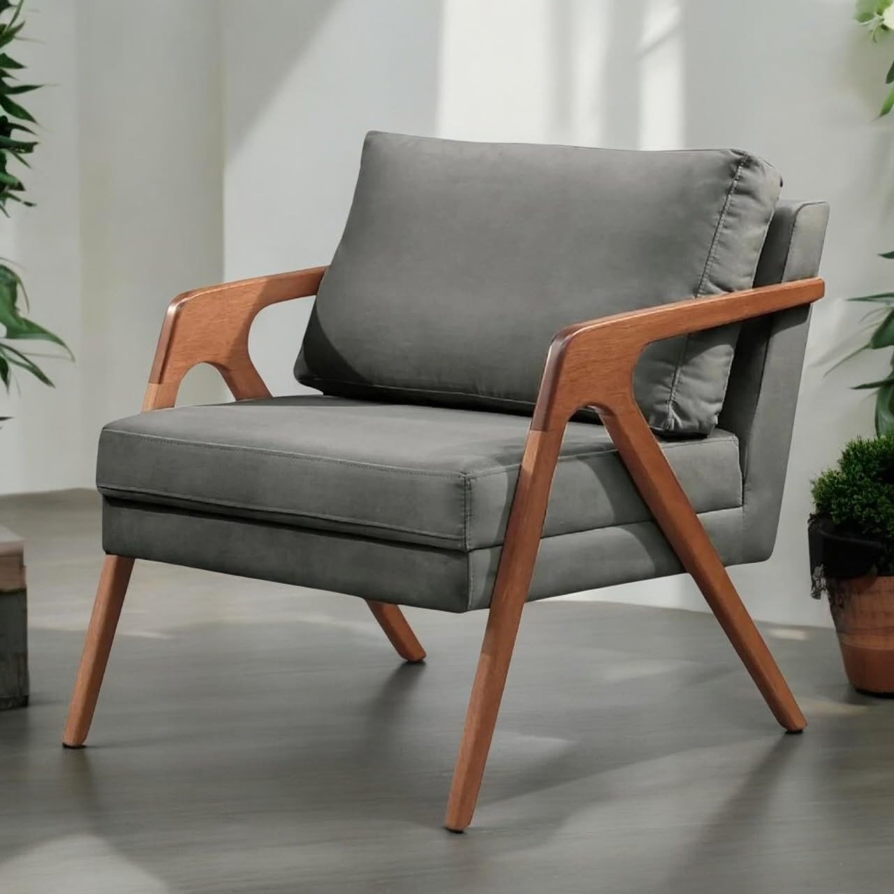 Poltrona Mona Decorativa em Linho com Estrutura de Madeira Maciça - Design Premium
