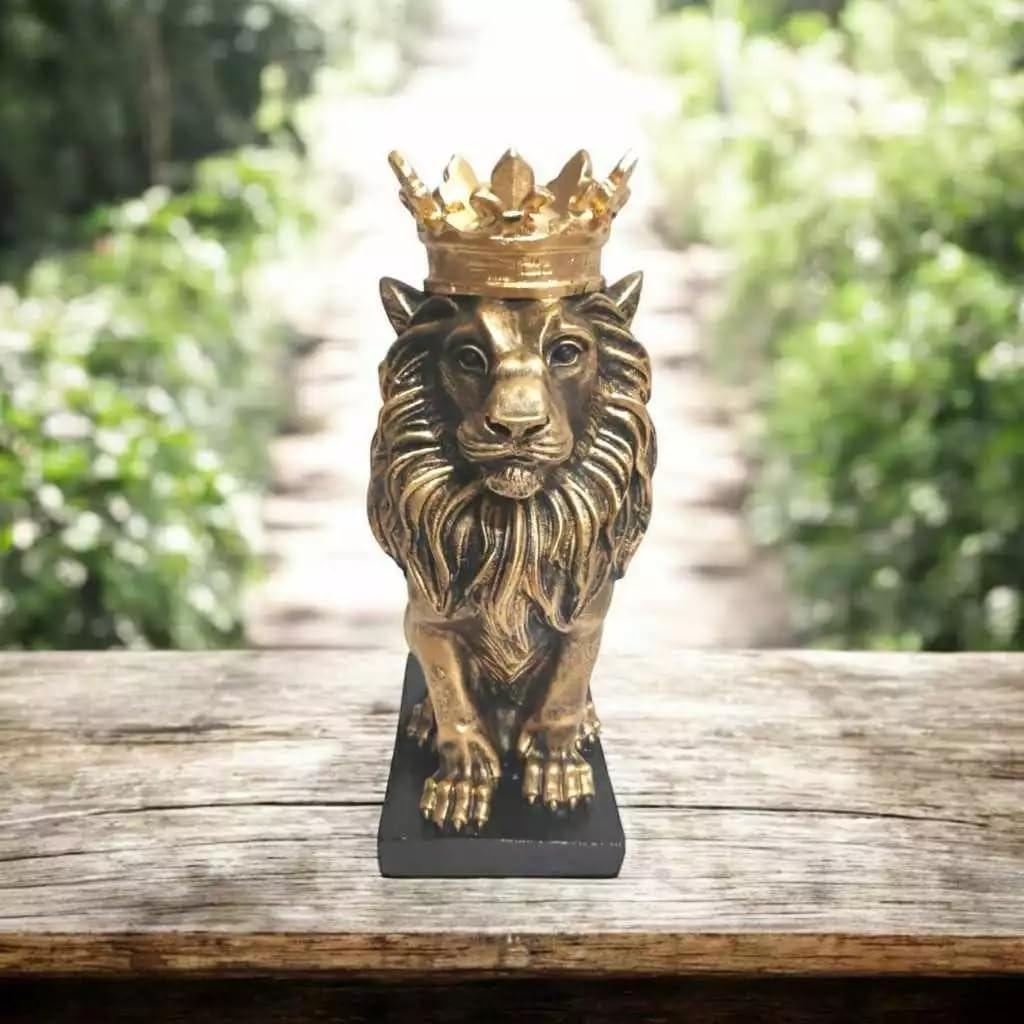 Estatueta Leão com Coroa Dourada - Resina Premium com Base Preta