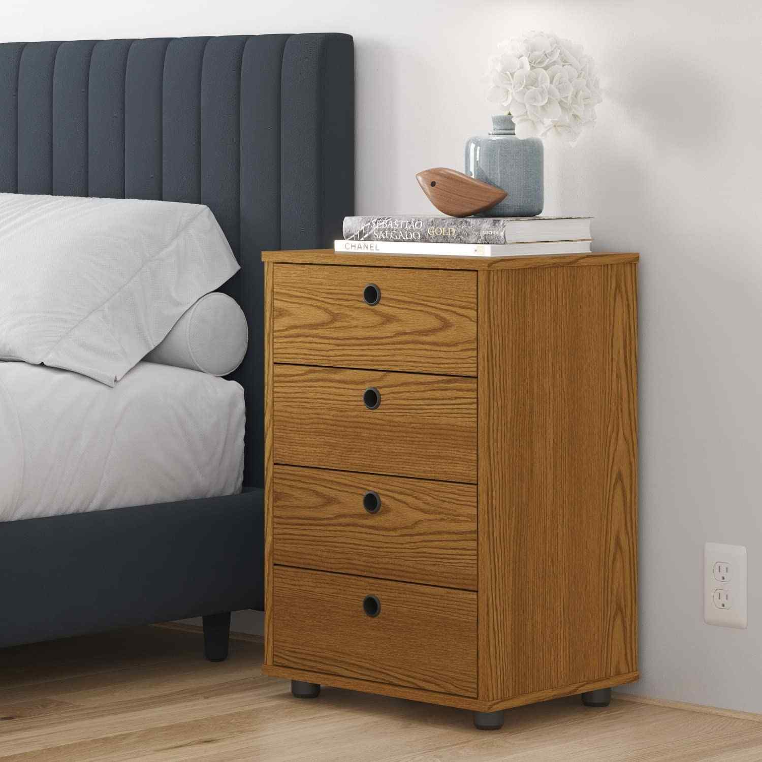 Mesa de Cabeceira Classic 4 Gavetas em Freijó – Organize seu Quarto com Estilo