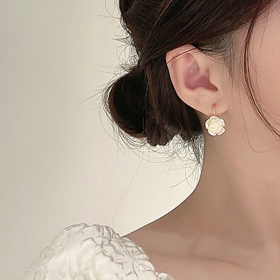 Brincos de Camélia: Elegância Coreana para Festas