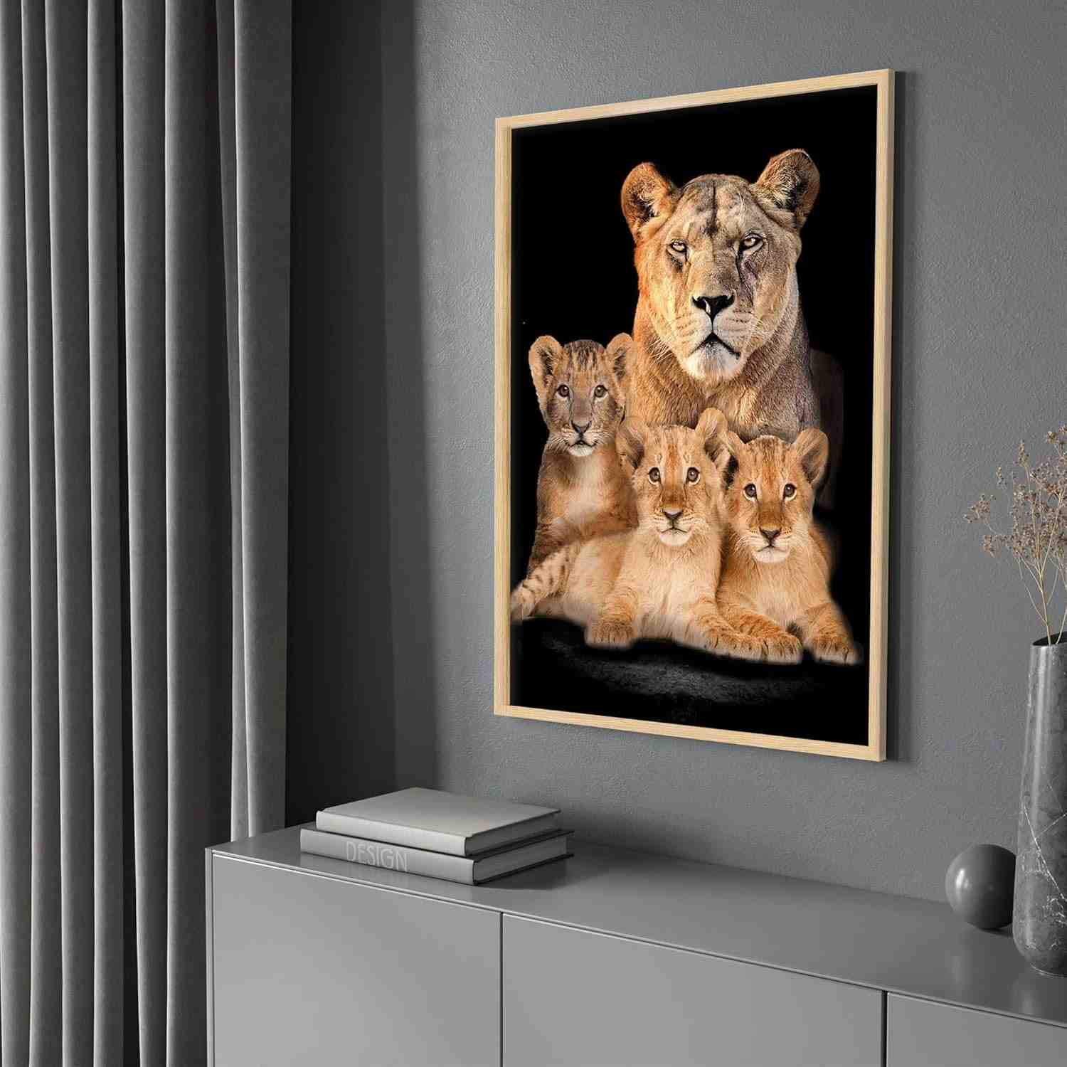 Quadro Decorativo Leoa com 3 Filhotes de Leão - Impressão 4K com Moldura Premium para Sala, Quarto ou Hall