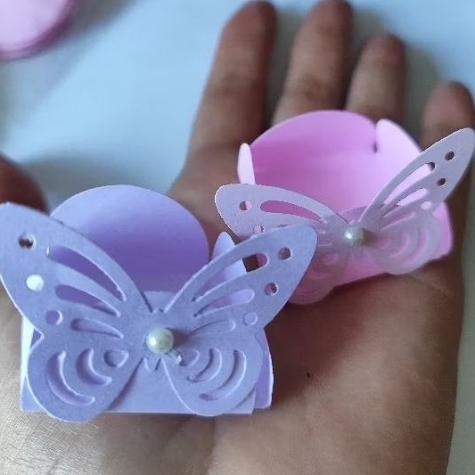Forminhas de Borboletas com Pérolas Rosa e Lilás: Elegância em Cada Detalhe