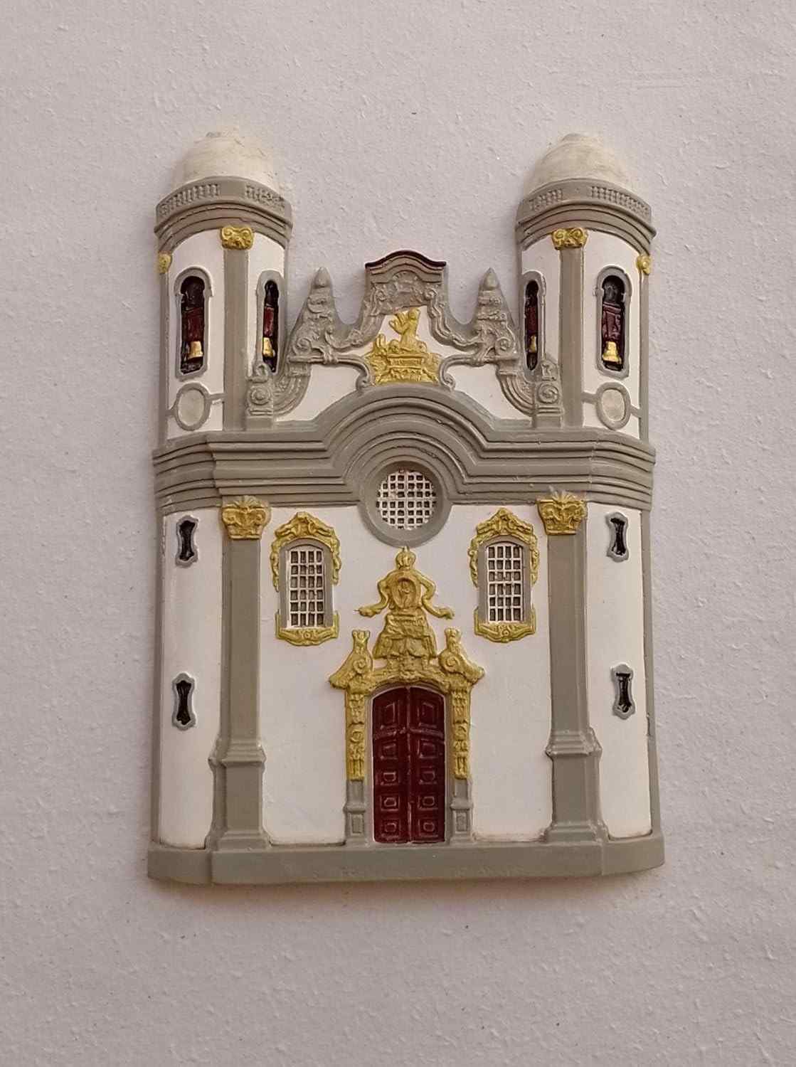 Miniatura de Igreja São Francisco de Assis - Réplica Artesanal em Gesso com Detalhes Coloridos