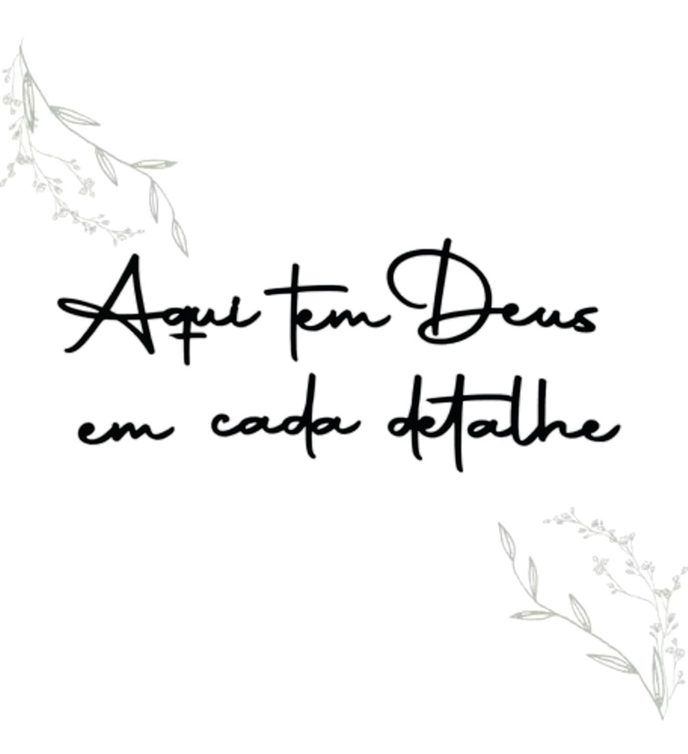 Frase Decorativa em MDF 'Aqui Tem Deus em Cada Detalhe' - 120x10cm | Acabamento Premium com Corte a Laser