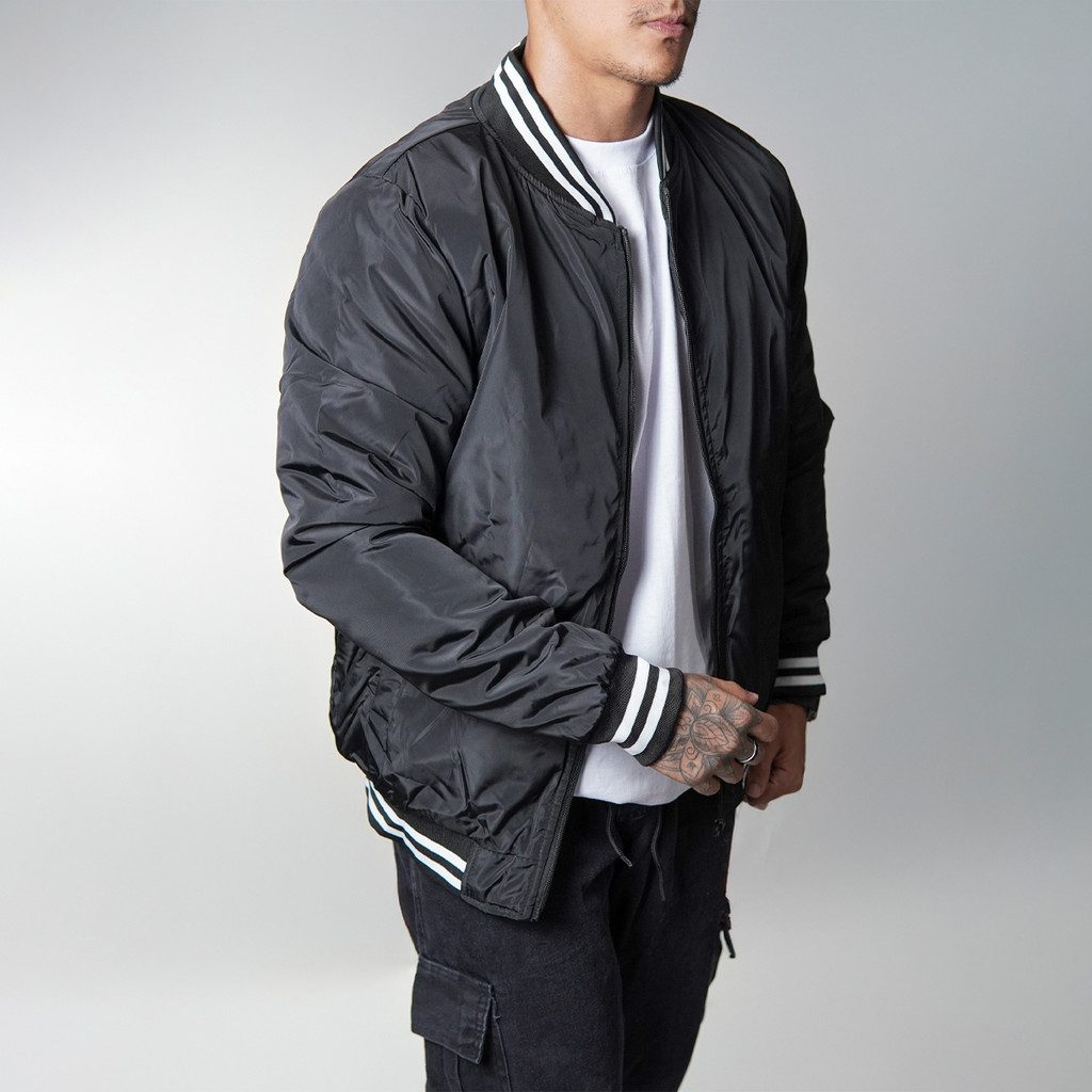 Jaqueta Bomber College: Estilo e Proteção!