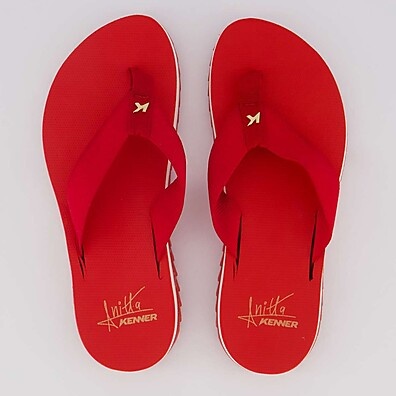 Kenner Kyra Anitta: Chinelo Vermelho e Conforto!