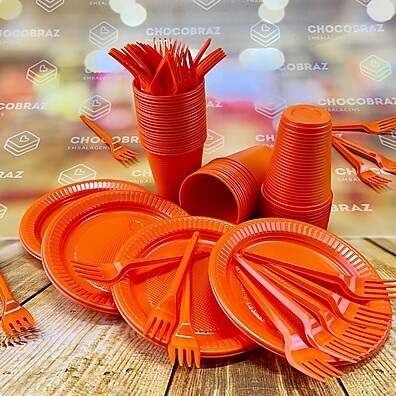 Kit Descartável 50 Pessoas: Pratos, Garfos e Copos Laranja