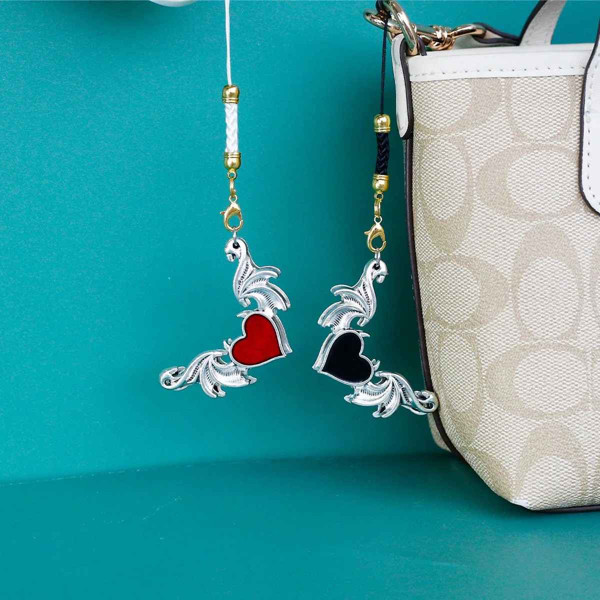 Lanyard com Pingente Cruz e Coração: Estilo e Segurança