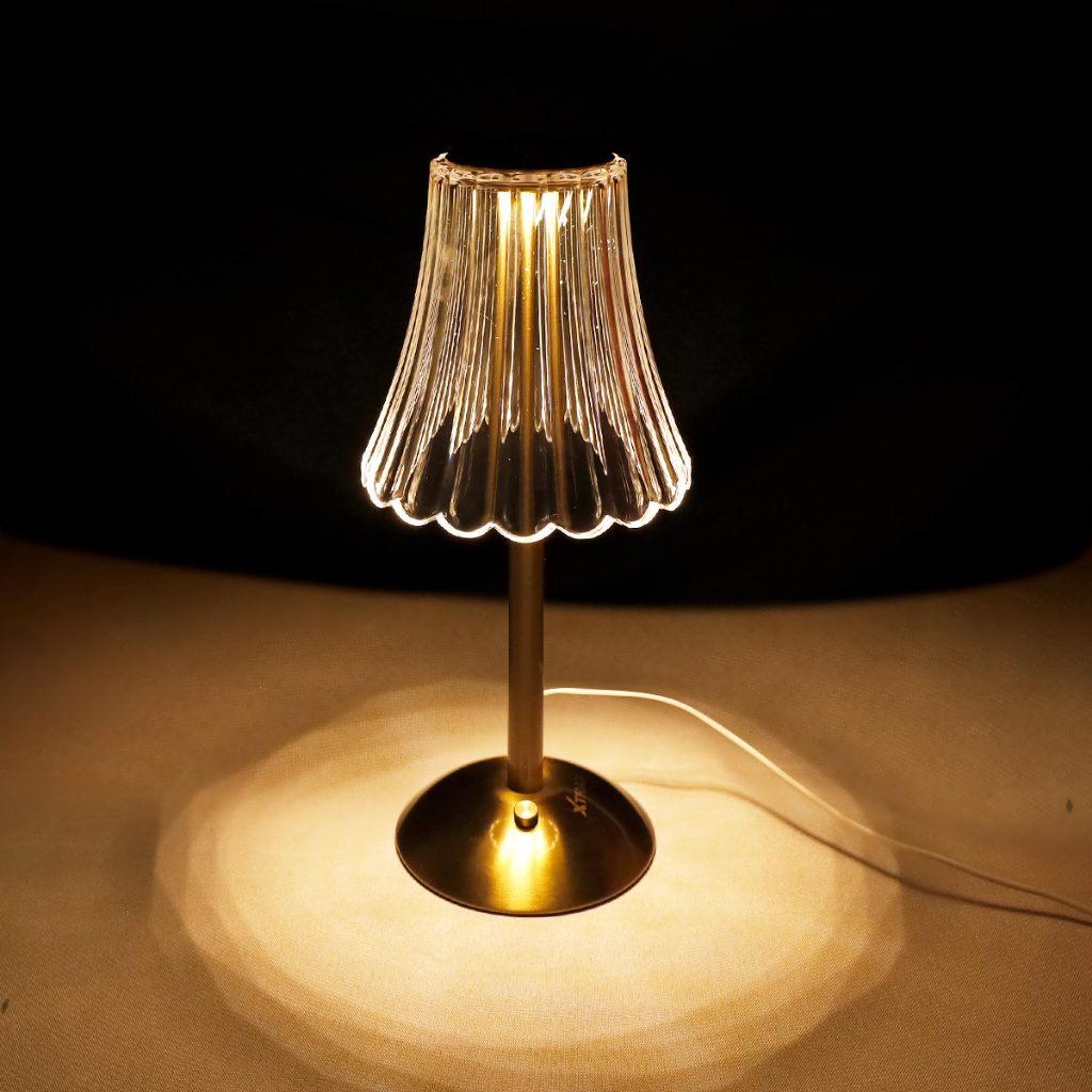 Luminária LED Recarregável 3 Cores: Ilumine Seu Ambiente com Estilo e Praticidade