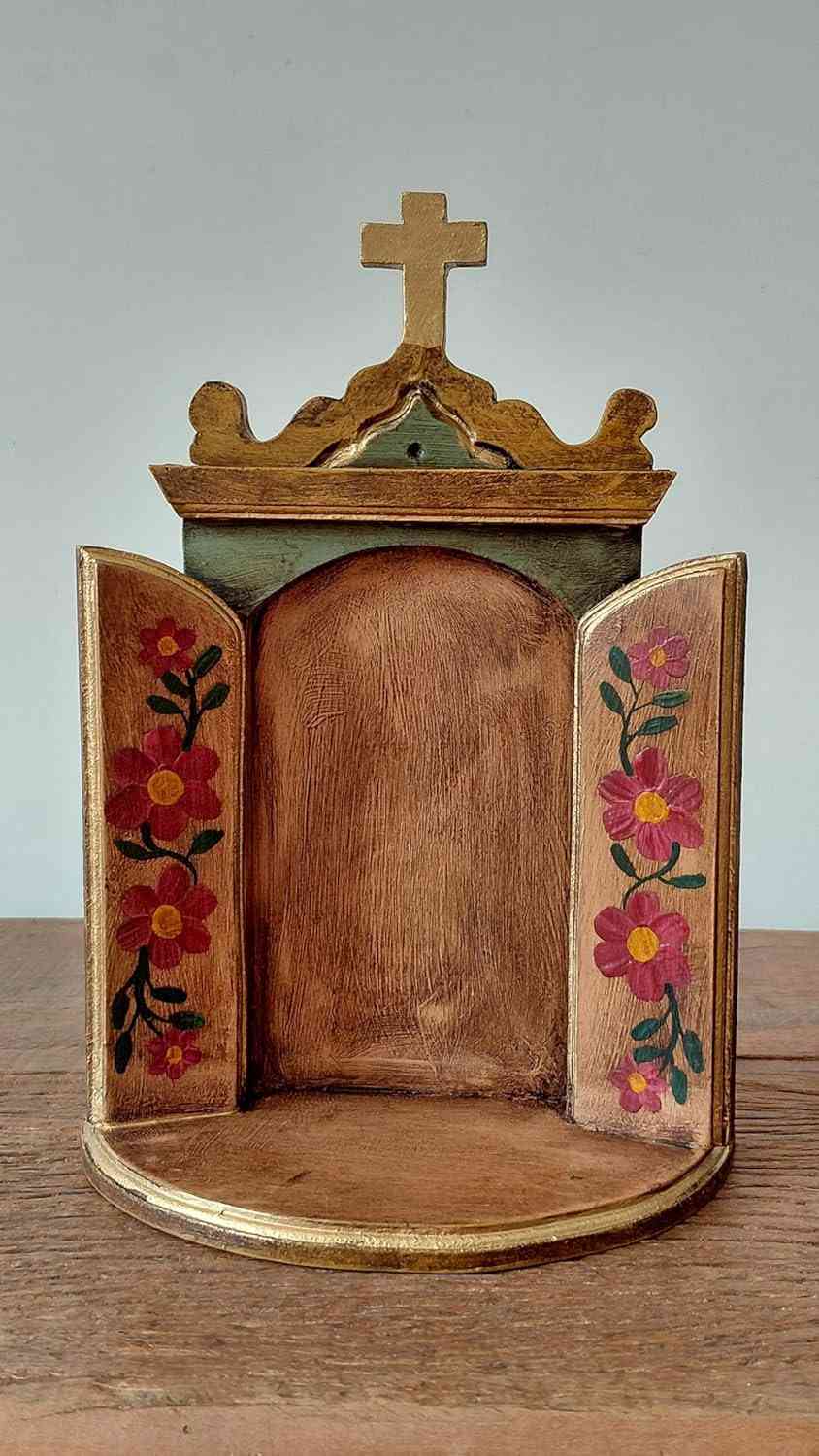 Oratório em Madeira 27 cm Pintado à Mão | Decoração Religiosa Católica com Detalhes Florais | Para Mesa ou Parede