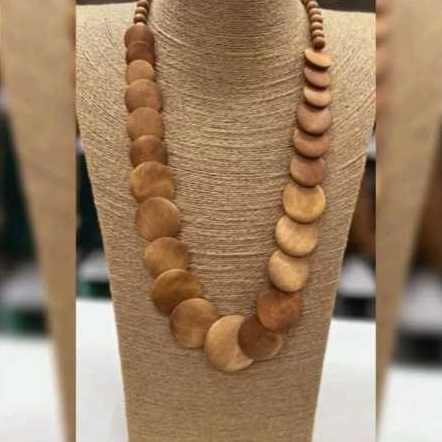 Maxi Colar de Madeira: Elegância Natural