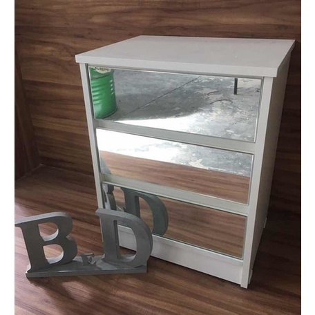 Mesa de Cabeceira com 3 Gavetas e Espelho – Prática e Estilosa
