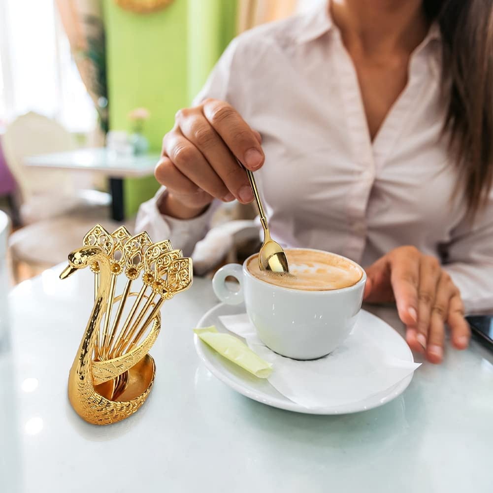 Conjunto Colher Cisne Dourado: Elegância à Sua Mesa