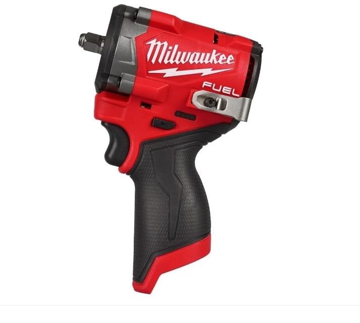 Chave de Impacto Milwaukee M12 FUEL Stubby 3/8": Potência e Compactação para Seu Trabalho