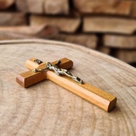 Crucifixo de Porta em Madeira Clara 12 cm - Decoração Sagrada com Estilo - imagem 3