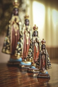 Imagem de Nossa Senhora Aparecida em Resina 13cm - Peça Sagrada para Decoração e Oração - imagem 3