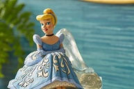 Estatueta Jim Shore Disney Cinderela - Coleção Traditions, 14 cm, Multicolorida - imagem 3