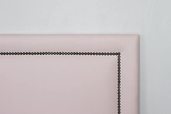 Cabeceira Casal Reta Luxo 140x60 em Courino Rosa com Tachas Fumê - Modernidade e Sofisticação para seu Quarto - imagem 4