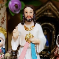 Estátua Jesus Misericordioso 15cm em Resina - Decore com Fé e Devocão - imagem 3