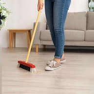 Kit 2 Vassouras de Pelo Sintético 30cm com Cabo e Base de Madeira – Leve, Resistente e Eficiente para Pisos Lisos - imagem 3