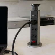 Torre de Tomada Retrátil Multiplug: 3 Tomadas 20A + USB-A + USB-C para Bancada - imagem 1