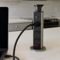 Torre de Tomada Retrátil Multiplug: 3 Tomadas 20A + USB-A + USB-C para Bancada - imagem 2