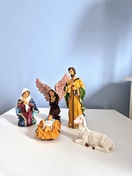 Presépio de Natal com Figuras em Resina - José, Maria, Jesus, Anjo e Ovelha - 5 Peças Detalhadas - imagem 3