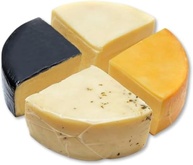 Kit 4 Queijos Parmesão Artesanais 550g Serra da Mantiqueira - Tradicional, Temperado, Defumado e Capa Preta. - imagem 1
