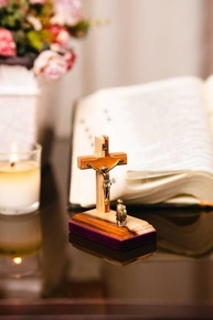Adorno de Mesa Maria ao Pé da Cruz 9 cm - Decoração Religiosa Elegante em Madeira - imagem 4