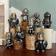 Conjunto de 8 Gnomos de Jardim Medieval - Estátuas de Cavaleiros em Resina para Decoração Externa - imagem 2