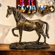 Enfeite de Resina Cavalo Dourado - Decoração Elegante para Mesa, Casa e Escritório - imagem 3