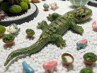 Gecko em Cerâmica Verde com Listras - Figura Miniatura Decorativa para Casa e Coleção - imagem 3