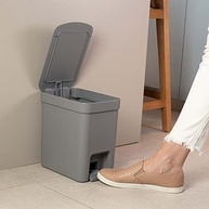 a-com-lixeira-moderna-pedal-6l-trium-pratica-higienica-branca-e-a