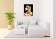 Quadro Decorativo com Moldura de Madeira 90x60cm - Mulher Corpo Dourado | Design Sofisticado para Sala e Quarto - imagem 2