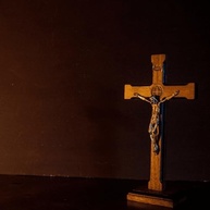 Crucifixo de Mesa São Bento Luxo 23 cm - Madeira Natural com Medalha de Fé - imagem 3