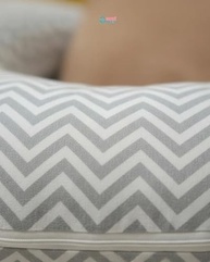 Almofada de Amamentar Chevron Cinza - Conforto e Estilo para Mães Modernas - imagem 4