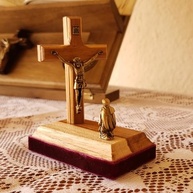 Crucifixo Adorno Maria ao Pé de Jesus na Cruz em Madeira 8cm - Símbolo de Fé e Devoção - imagem 3
