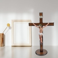 Crucifixo de Mesa Médio em Madeira e Resina - Decoração Católica para Oratório e Ambientes Sagrados - imagem 2