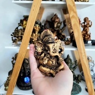 Estátua de Ganesha Dourado Pequeno em Resina 9,5cm - Decoração Hindu com Simbolismo - imagem 2