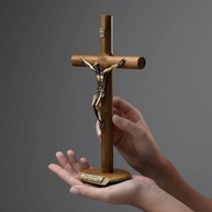 Crucifixo de Madeira Cilíndrico 26 cm - 'Eis o Cordeiro de Deus' | Mesa e Parede - imagem 4