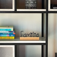 Escultura de Mesa Tema Família em Aço e Madeira Pinus - Decoração Elegante e Significativa - imagem 2