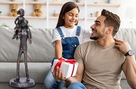 Estátua de Pai e Filha em Resina - Presente Significativo para Dia dos Pais, Aniversário e Decoração - imagem 5