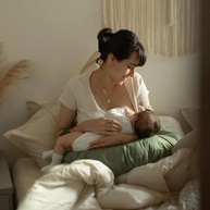 Almofada de Amamentação Yogi Baby Moon Safari Green - Conforto e Estilo para Mães Modernas - imagem 3