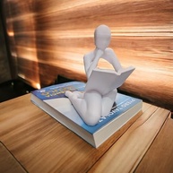 Estátua Decorativa Minimalista Leitor com Livro - Escultura Moderna em Branco para Ambientes Elegantes - imagem 5