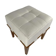 a-madeira-confortavel-em-quadrado-e-claro-em-assento-bege-linho-decorativo-com-macica-puff-estrutura-a