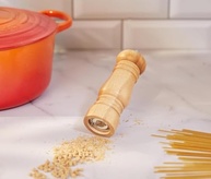 a-manual-de-e-madeira-com-sal-em-premium-pimenta-moedor-a